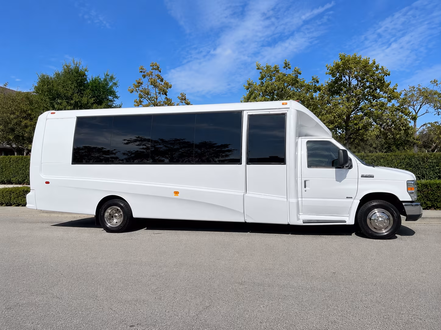 minibus rentals for weston bend winery tours from olathe